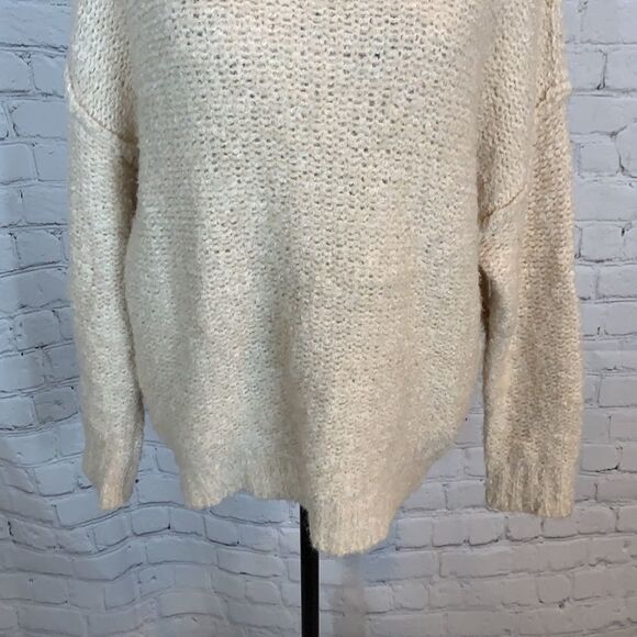 ASTR Tab Fuzzy cable knit Sweater Size XS - Picture 3 of 8